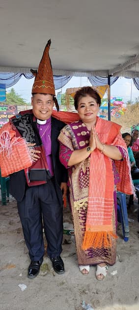 Berkain ulos di acara adat