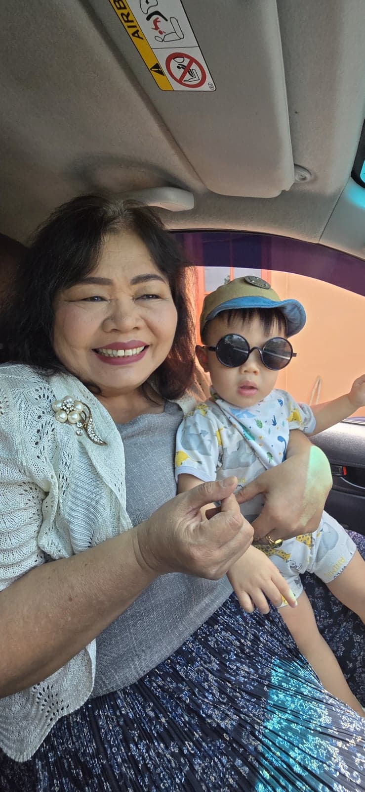 Istri dan cucu di perjalanan