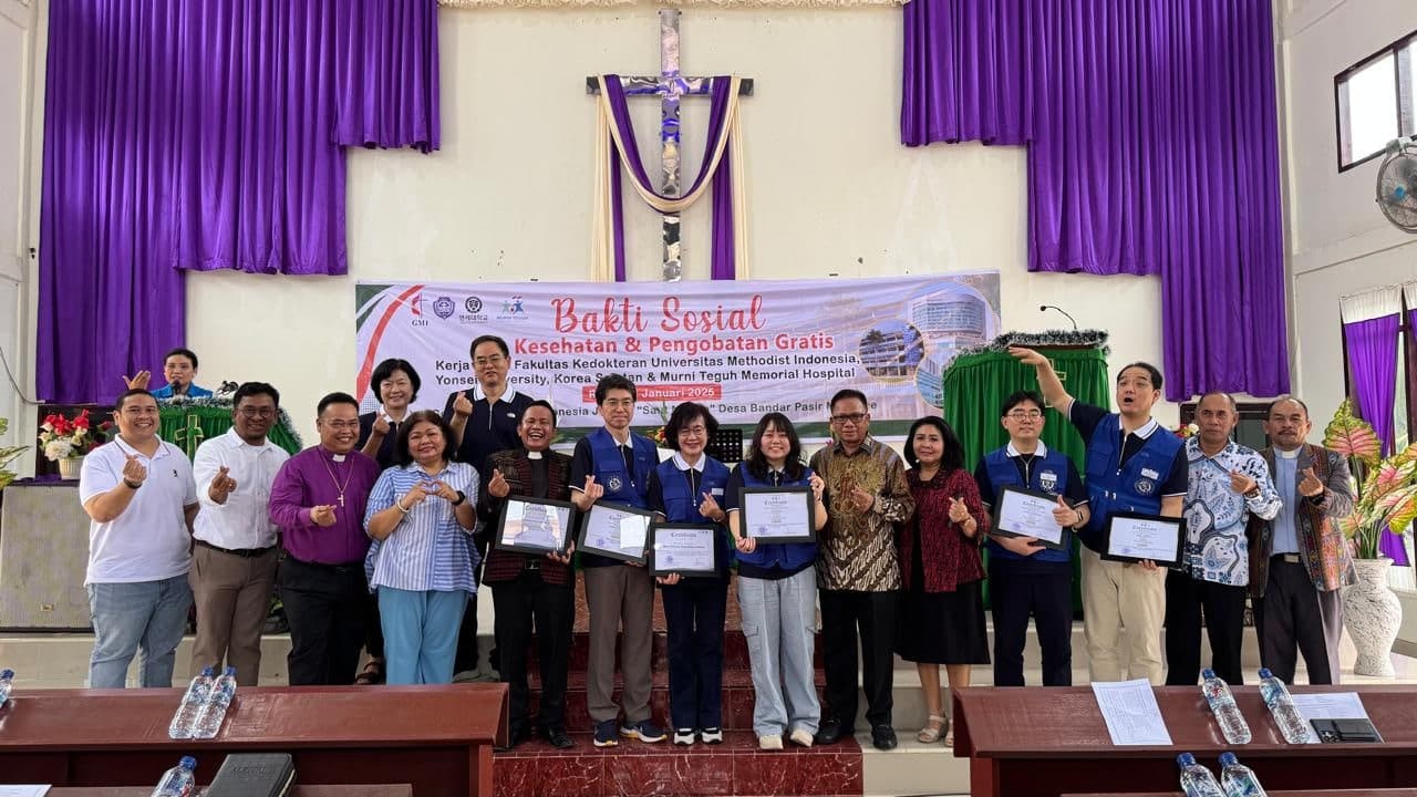 Foto bersama panitia, pendeta, dan tim dokter sesudah bakti sosial kesehatan di Bandar Pasir Mandoge