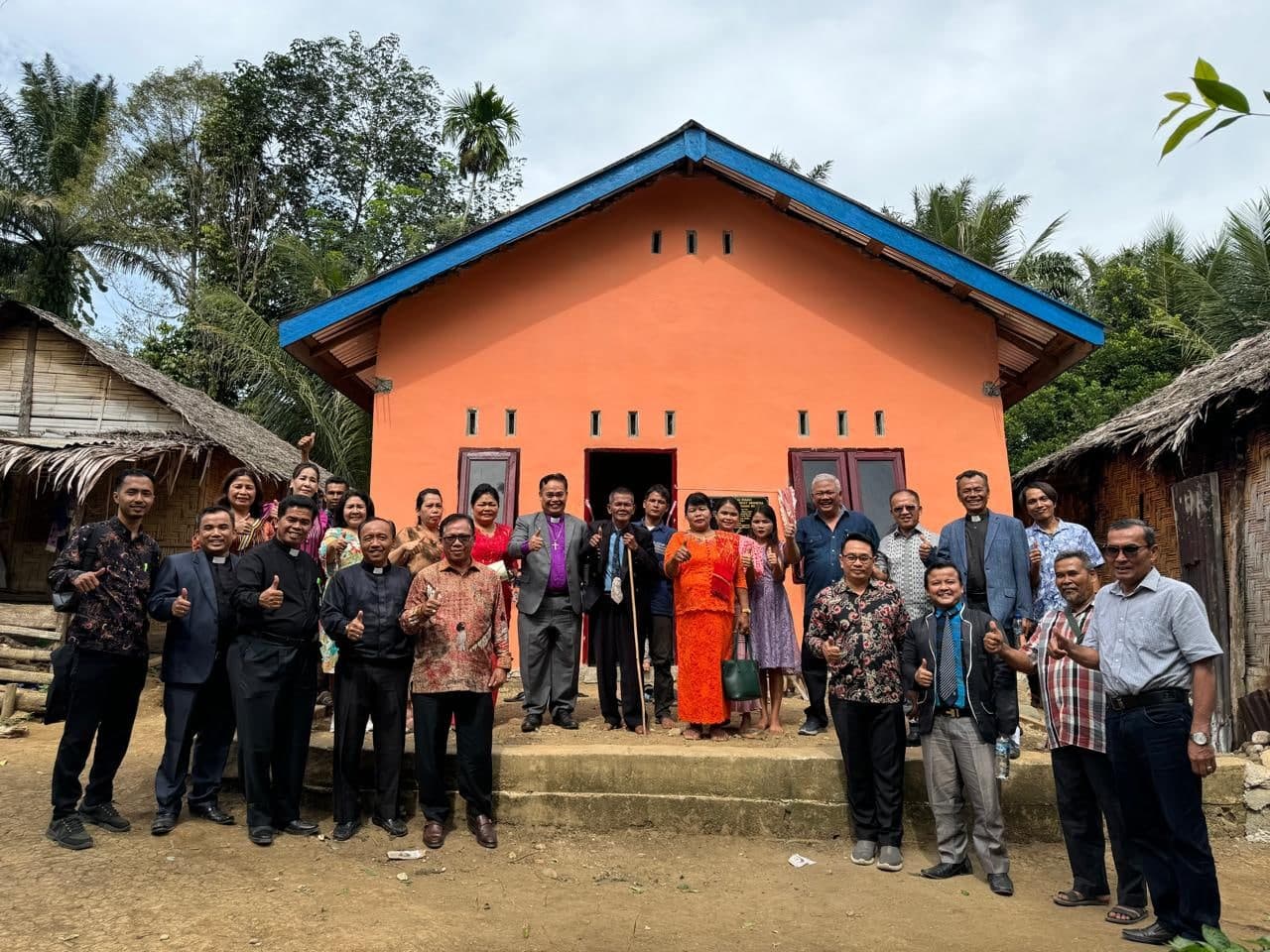 Foto bersama di depan rumah layak huni yang baru diresmikan di Desa Ujung Bandar