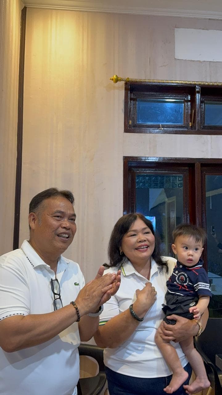 Kristi Wilson Sinurat bersama keluarga